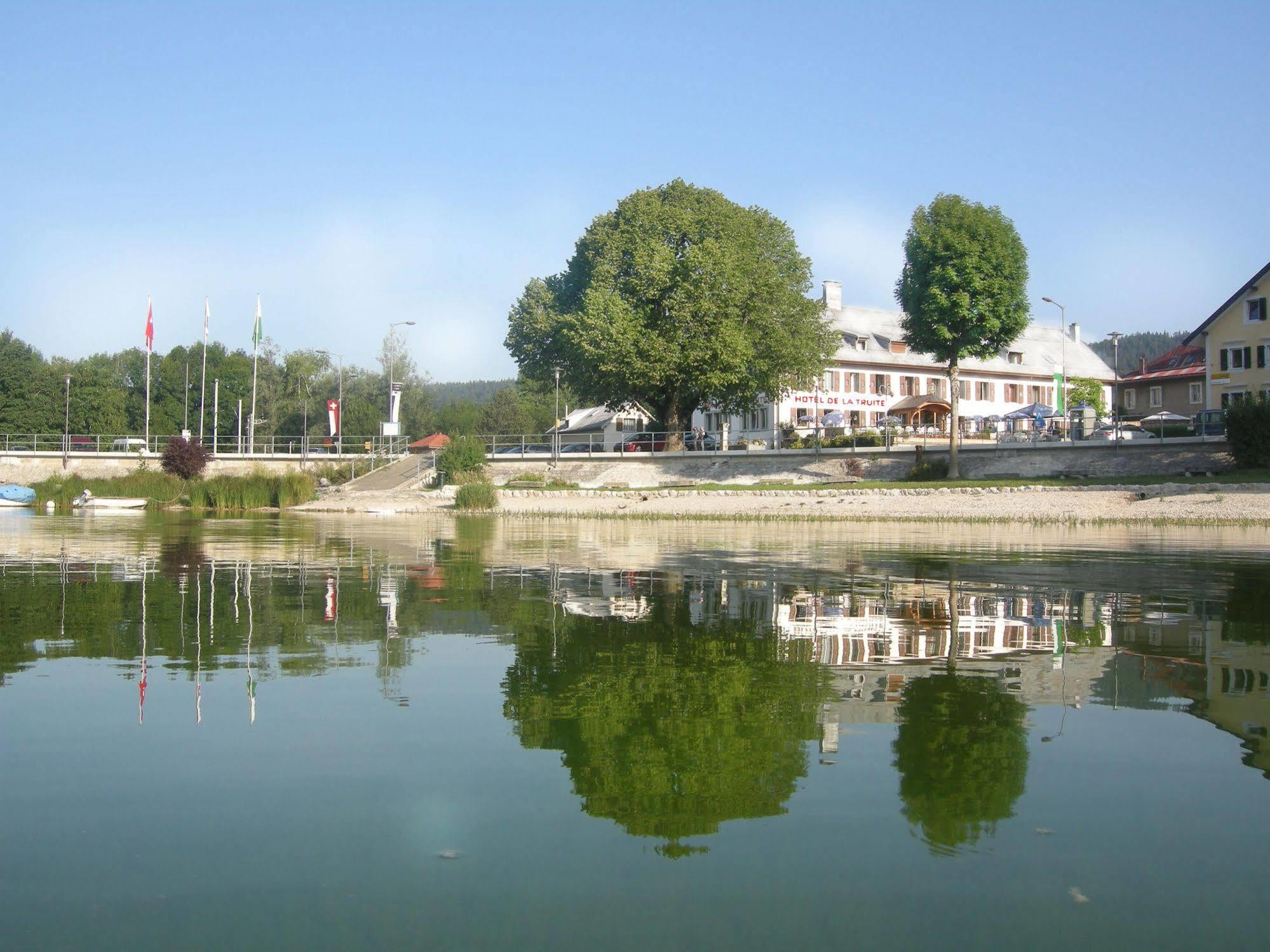 Hotel De La Truite & Spa Le Petit Nautilus Le Pont Екстер'єр фото